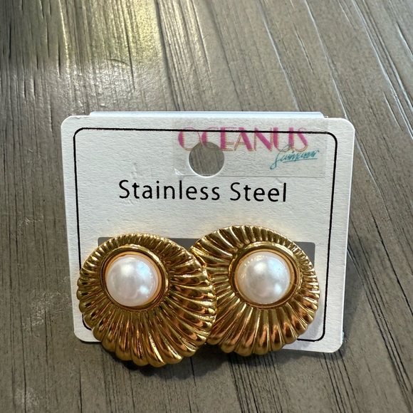 Oceanus Revolve Gold-toned shell Earring with Faux Pearl beach costal - Picture 1 of 4